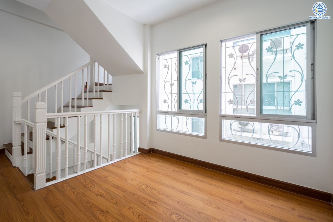 บ้านมือสองตกแต่งใหม่ ม.บ้านกลางเมืองสวิสทาวน์ เกษตร-นวมินทร์ แบรนด์ AP เนื้อที่ 20 ตร.ว. ฟังก์ชัน 3 ห้องนอน 3 ห้องน้ำ 1 ห้องอเนกประสงค์ จอดรถได้ 2 คัน ชีวิตแสนสงบ สภาพแวดล้อมเยี่ยม เชื่อมต่อ ถ.พหลโยธิน, ถ.เกษตร-นวมินทร์ ใกล้ ม.เกษตร, รถไฟฟ้าสายสีเขียว "สถานีมหาวิทยาลัยเกษตรศาสตร์" และทางด่วน "รามอินทรา-อาจณรงค์"...